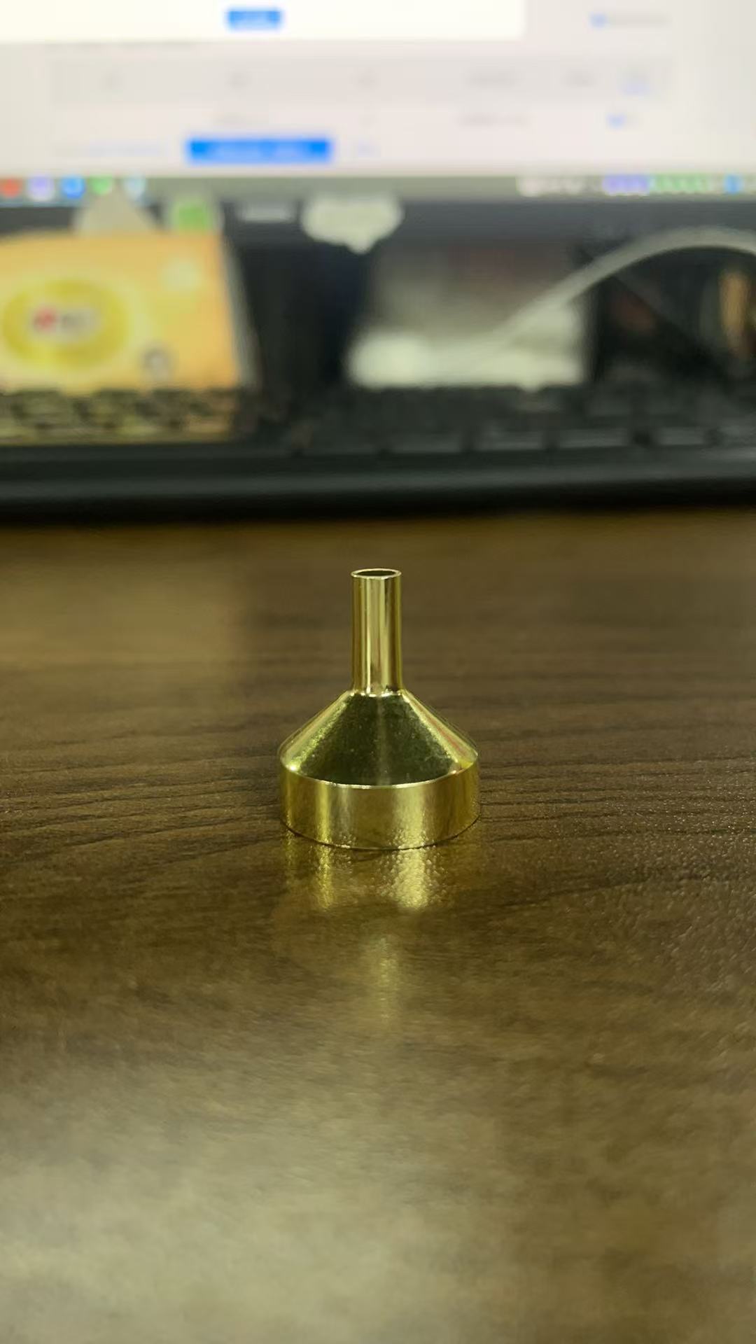 Fabricante spot embudo líquido artefacto de dispensación de perfume PP plástico metal aluminio embudo líquido herramienta de dispensación