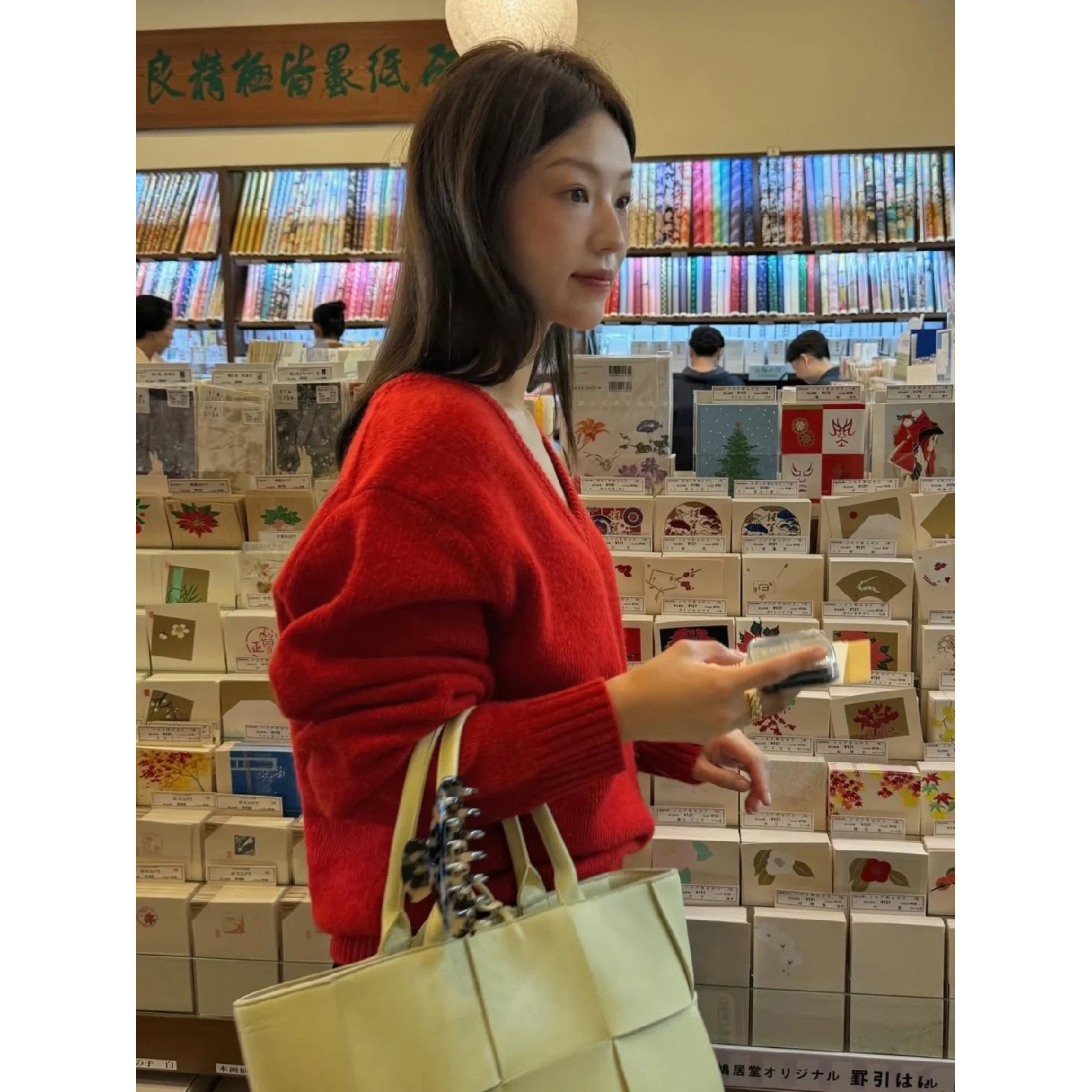 2025年冬新作 韓国デザイナー g*d 花柄 ホリデー雰囲気 若見えVネックセーター