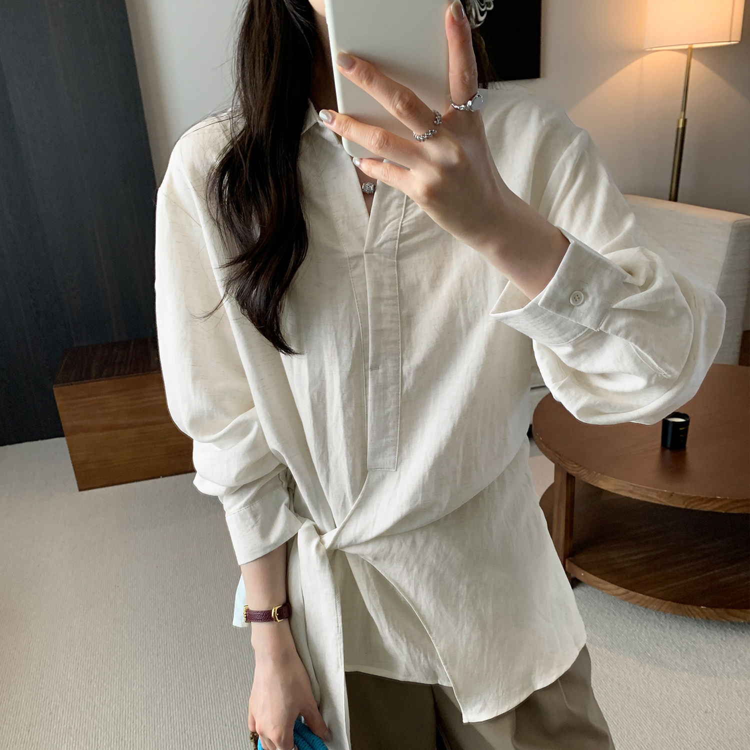 여성을 위한 프렌치 스타일의 게으르고 편안한 루즈한 긴팔 흰색 셔츠 2025 새로운 스타일의 매우 멋지고 독특하고 아름다운 핀치 웨이스트 셔츠