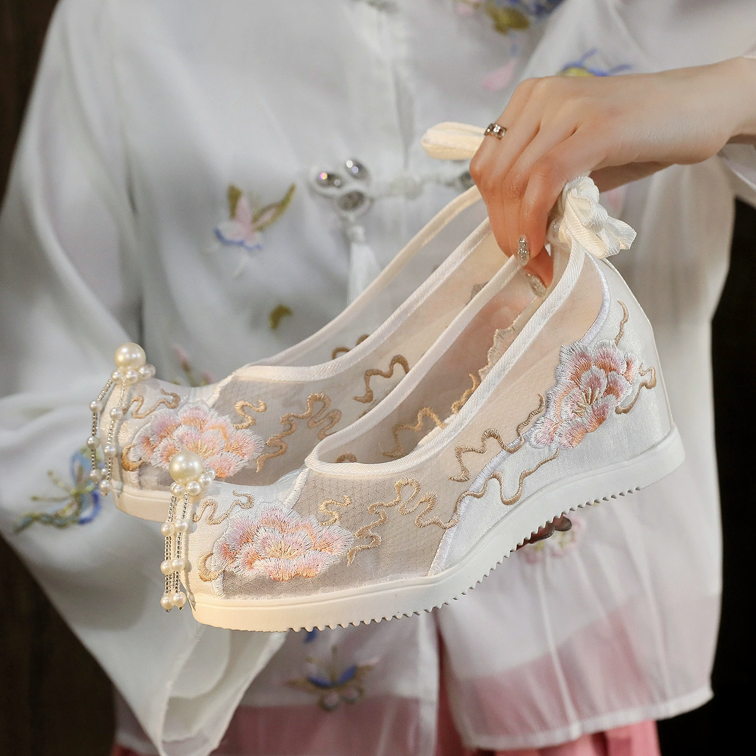 Yunbailian сетчатая пряжа 2024 летом новый древний ветер с вышивкой сандалии вышивка дышащая мягкая подошва сетчатая обувь Hanfu