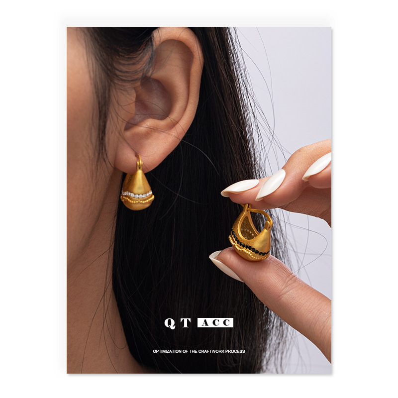 Europa y América retro sofisticada sensación de alto nivel de estilo de cuna pernos de orejas incrustados de zircon simple clásico versátil nuevo tipo de orejas para mujeres