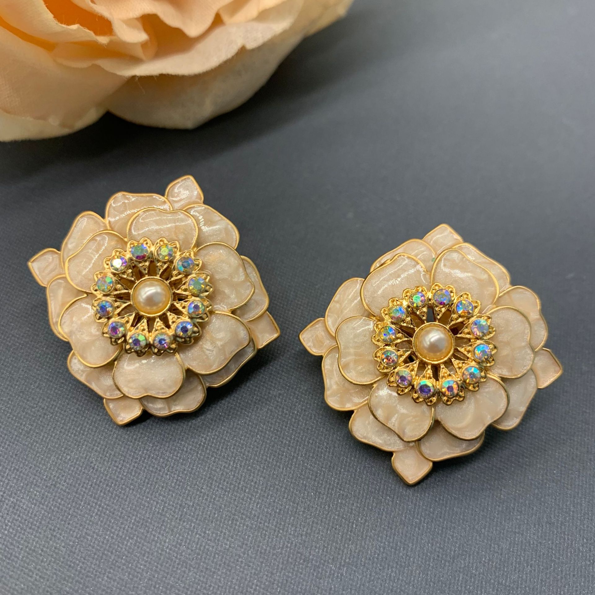 Qingdao Middle Ancient [Tea Words Tea Language] French court retro enamel three-layer three-dimensional petal brooch earring
