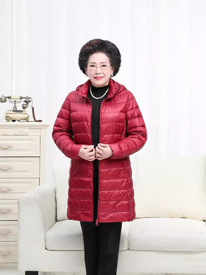 Invierno de mediana edad y ancianos de mediana edad, madre de longitud media, chaqueta de plumón ligera de gran tamaño, gorra extraíble y chaqueta de invierno de gran tamaño