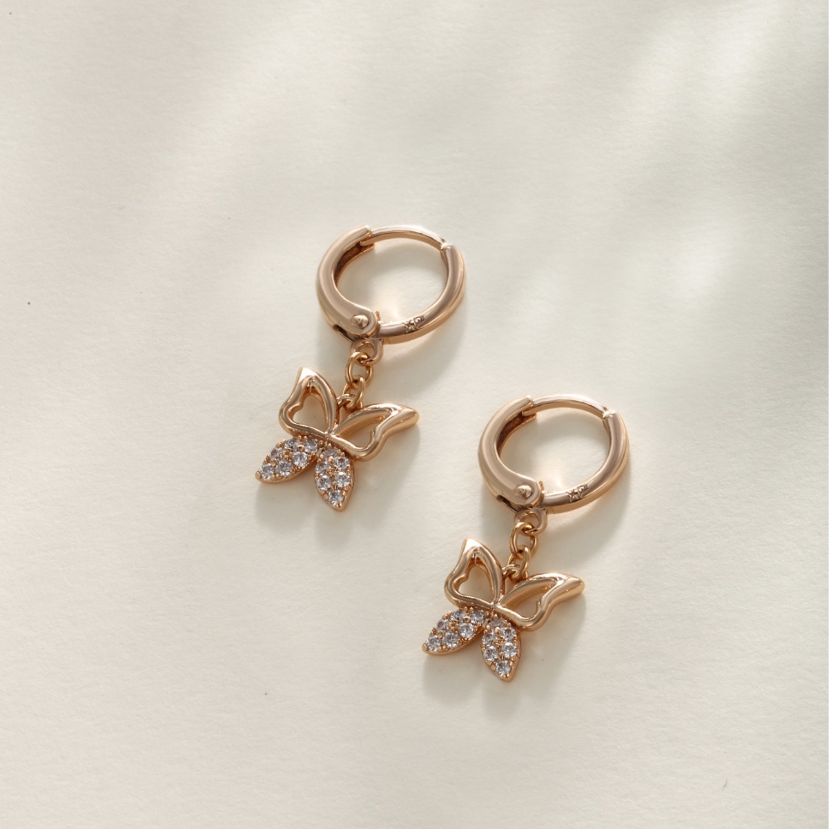 Aleación Xuping chapada en oro de micro-martillo de piedra delicada mariposa pendientes de aretes de verano de alto nivel sensación de aretes coreanos al por mayor mujeres