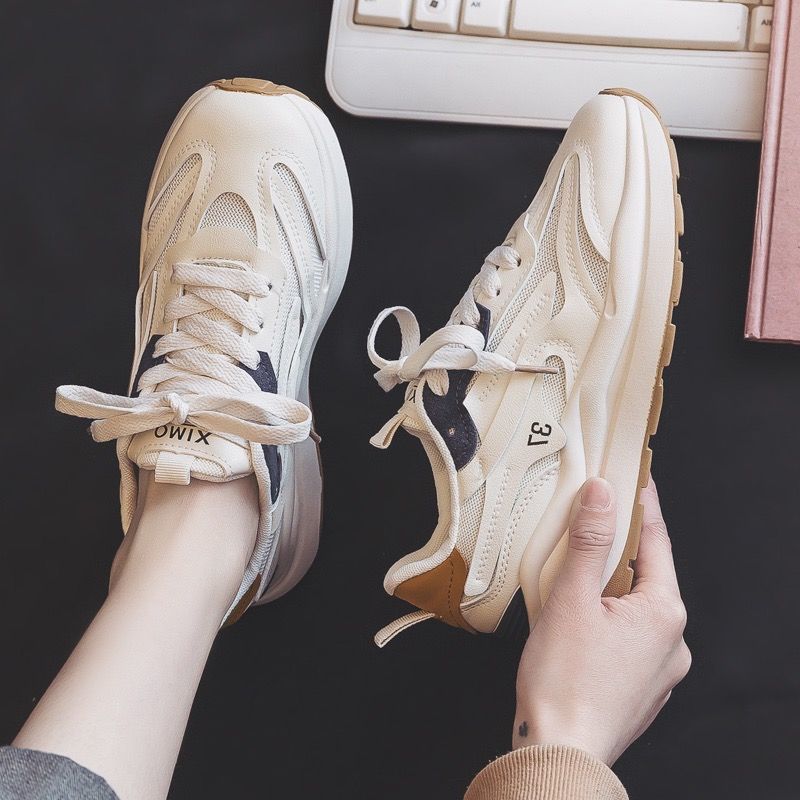 Zapatillas deportivas de malla transpirables para mujer, estilo casual, color blanco, novedad primavera-otoño 2025.