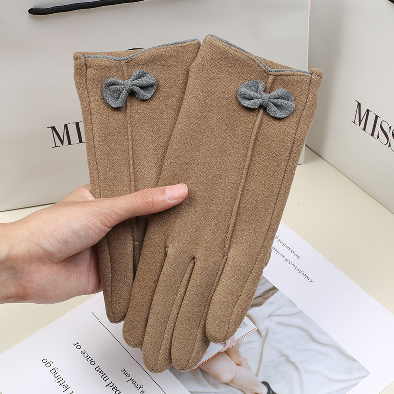 春秋の保温手袋の女性は運転して防寒します。