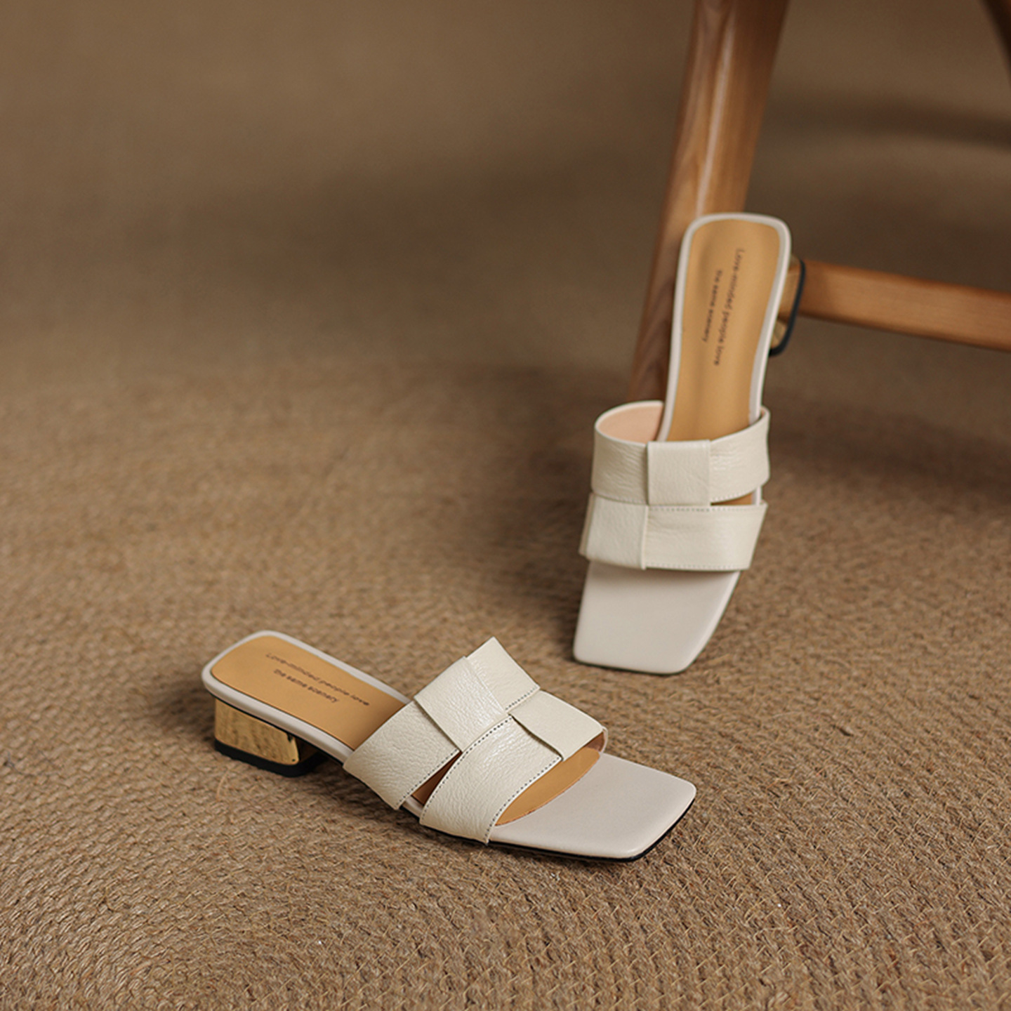 Dép sandal nữ quai chữ V đan mũi vuông hở ngón gót thấp — màu trắng ngà