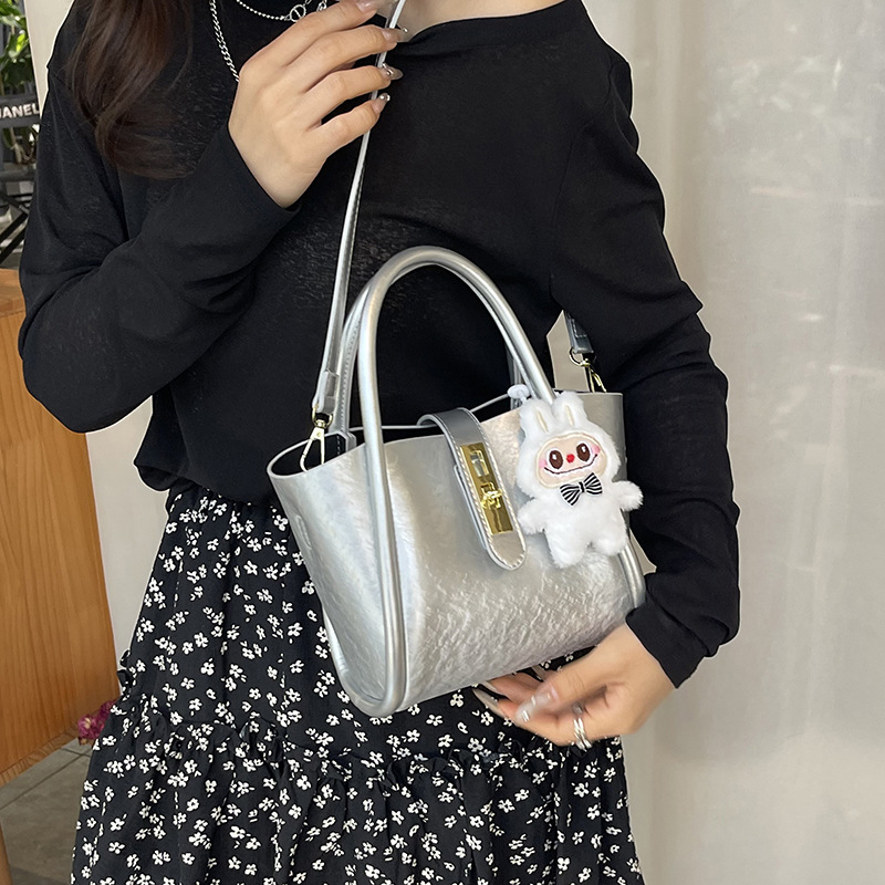 Bolso de canasta de verduras transfronterizo para mujer 2025 nuevo bolso de mensajero de viaje de moda, bolso de cubo de todo fósforo con personalidad de nicho