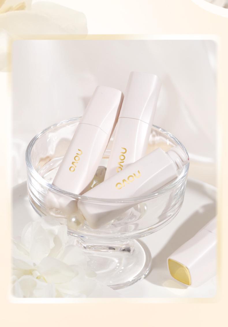 Novo5913 lip gloss is silky smooth, matte and easy to handle. It naturally brightens the complexion and does not fade easily. It is affordable undefined