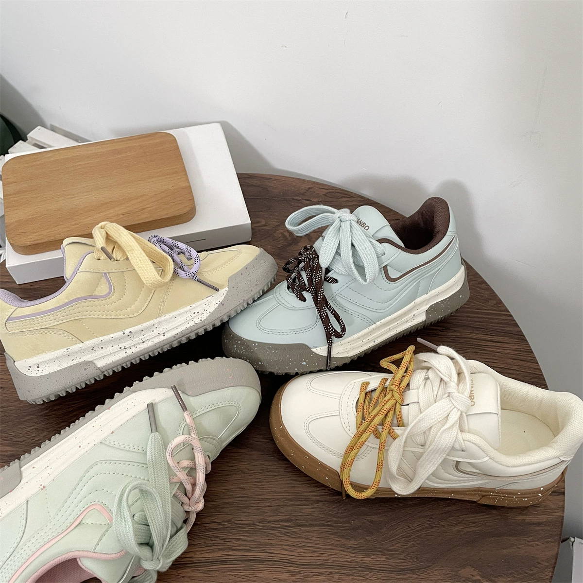 Крем толстая подошва маленькие белые туфли женские кожаные лапши весной новый повседневный чик дикий хлебный туфли