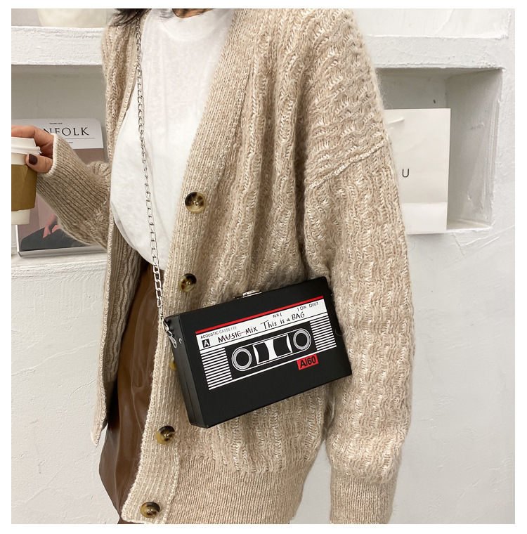 2024 Neue personalisierte Radio-Damentasche Trendy Box Kleine quadratische Tasche Bandkette Internet Rote Umhängetasche mit einer Schulter Damentasche_voghion.com