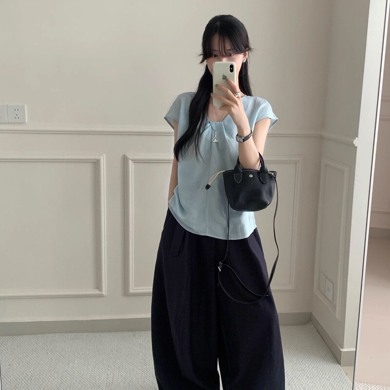 Trendy and Fashionable Sleeveless Shirt 2026 Design Summer Korean Style Twist Collar Design Niche New Style Blouse Trendy and Fashionable Sleeveless Shirt 2026 Design Summer Korean Style Twist Collar Design Niche New Style Blouse