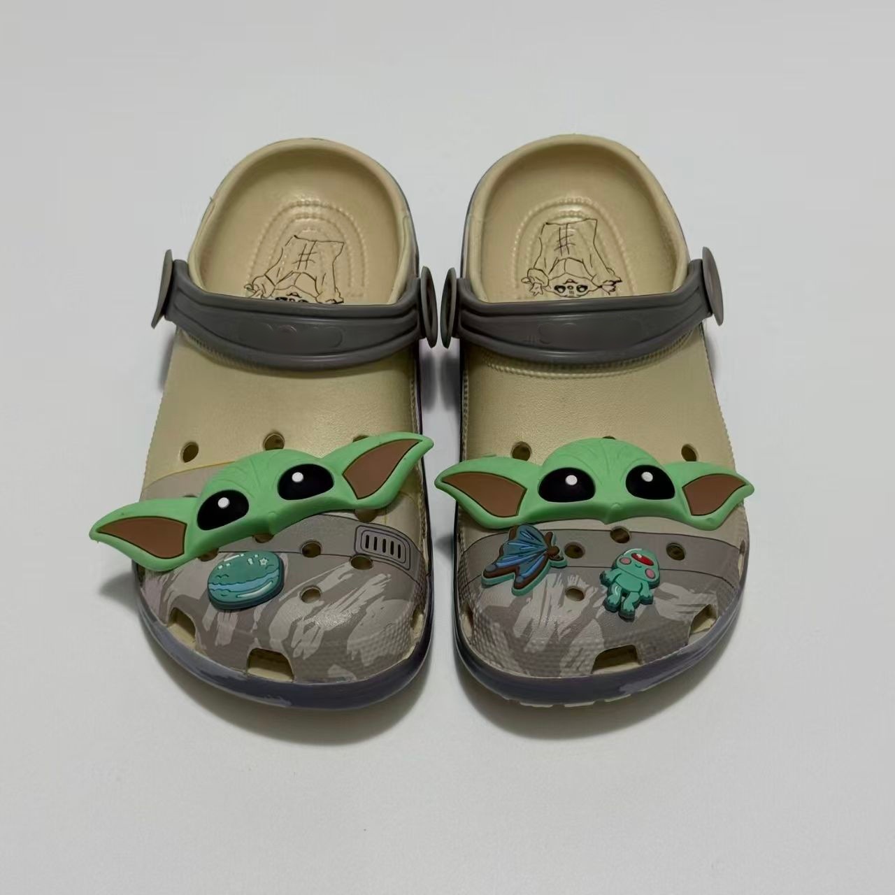 Nuevos zapatos de agujero de Star Wars dibujos animados graffiti personalidad sandalias zapatos de playa fábrica directa al por mayor
