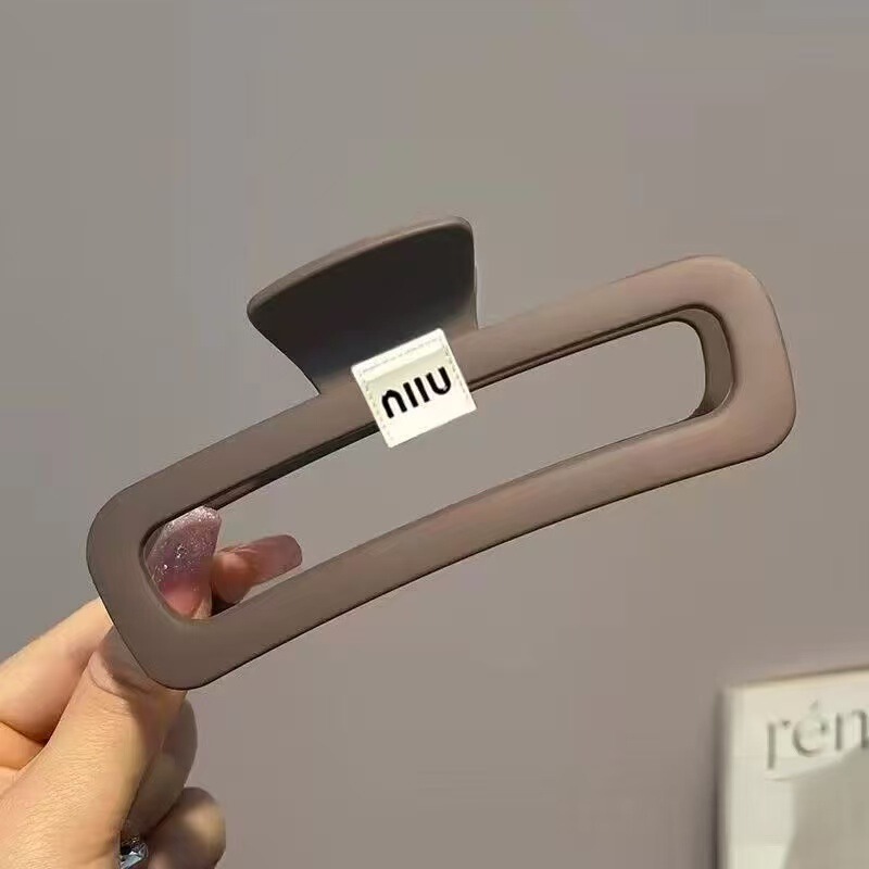 黒い髪のクリップの大きいサイズのシンプルなアルファベットのminヘアピンの女性の高級感の後頭部の髪のサメのクリップの飾り|undefined