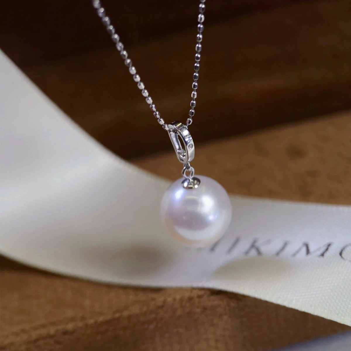 Аксессуары Pt900 классический кулон с бриллиантом, инкрустированный бриллиантом 0,002 грамма, с бусинами 10-11 мм, цепочка в комплект не входит