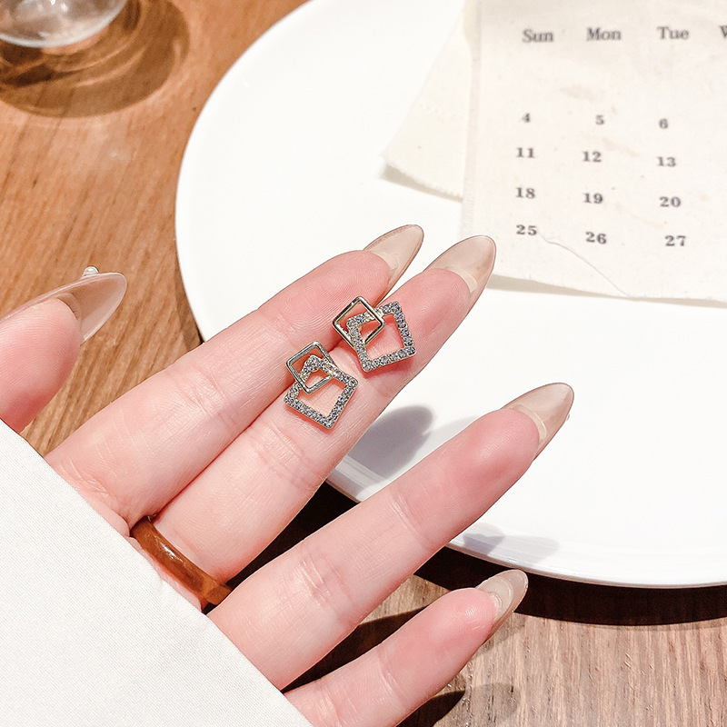 Pendientes transfronterizos, pendientes de metal de alta calidad, pendientes de 2025 nuevos pernos de moda, temperamento ligero y lujoso, pendientes de atmósfera