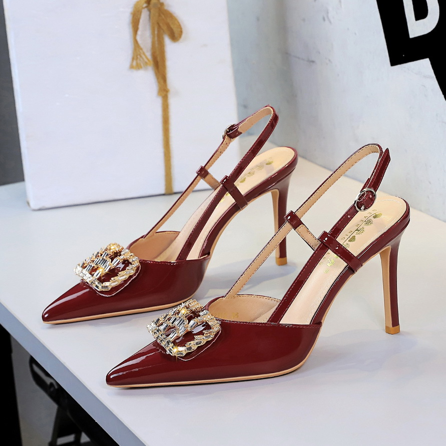 Stiletto pumps för damer i lackläder med strass och metall_voghion.com