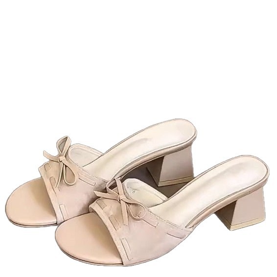El arco de talón grueso de hadas zapatillas francesas zapatillas de mujer 2026 nuevas zapatillas de verano con falda