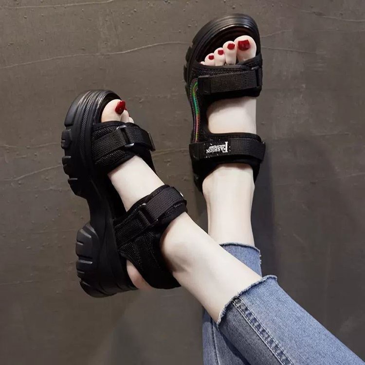 Nuevo velcro deportivo padre sandalias de hadas viento fondo grueso mujer verano pedazo sensación de mierda con falda zapatos de playa