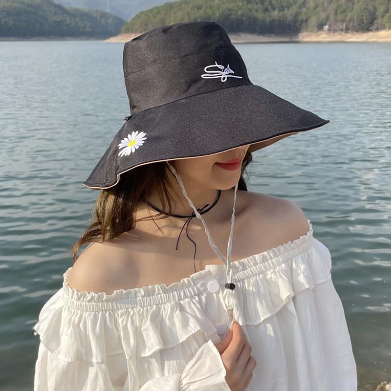 春夏の両面に漁師帽をかぶっています。|undefined