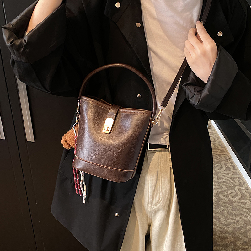 Niche Zhong retro coreano versátil bolso de cubo portátil de moda de mujer otoño y invierno viajero PU alta textura mochila