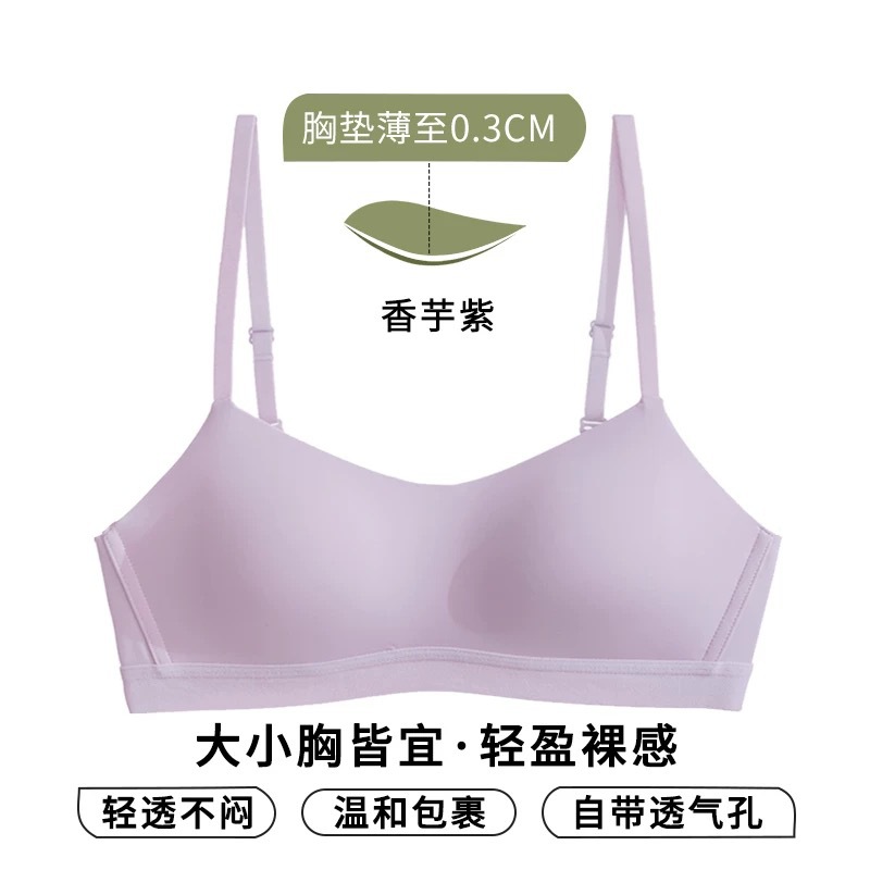 Los pechos pequeños de encaje francés muestran ropa interior de niña grande y pura