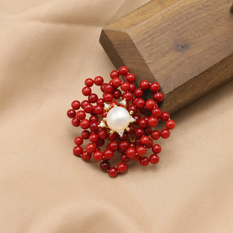 Broche de perlas naturales con borlas de bambú marino y flores, moda de alta gama, redondo y exquisito, broche de perlas estilo Chanel de alta calidad para mujer.