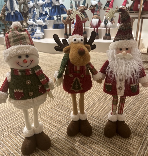 Pareja de oso sentado piernas colgantes adornos piel marrón ropa roja cuadrada gorra arco regalo de Navidad vestido image 3
