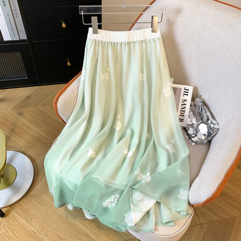 8026 # Фото реального образца новой летней коллекции 2025 года: женская универсальная шифоновая юбка в китайском ретро-стиле с литературным дизайном, ручной росписью и градиентным подолом.