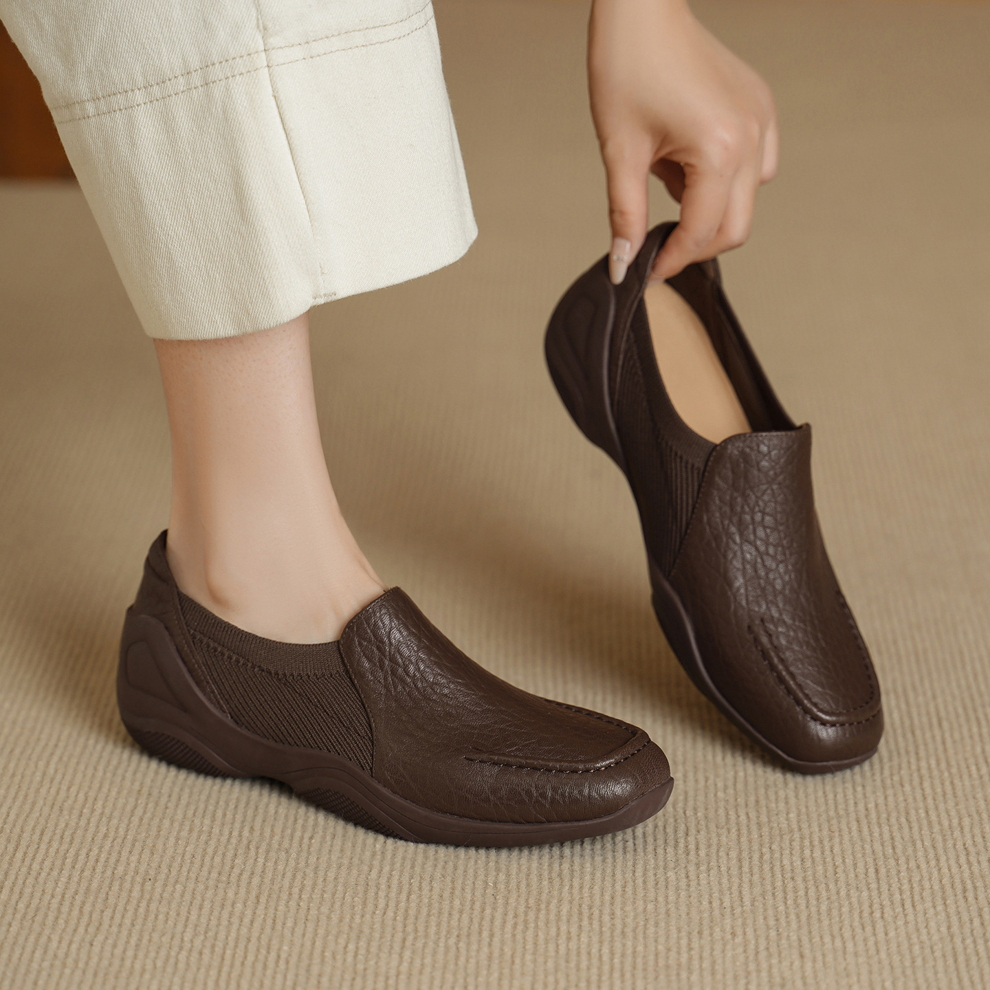Giày loafer nữ da dê mũi sâu, gót vuông 3 cm, hoa nổi, phong cách bà nội trẻ trung — màu nâu