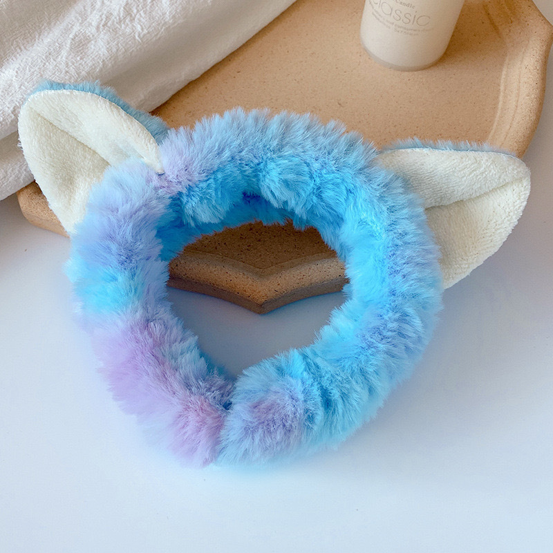 顔を洗って髪を洗って新型の少女の韓国の化粧をつけてマスクの専用のカチューシャをつけます。