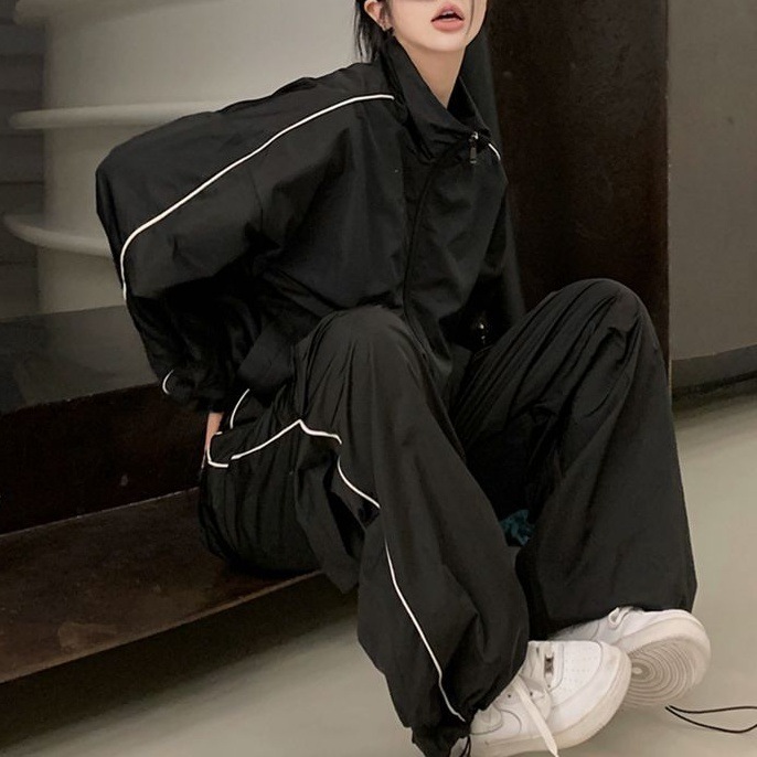Black demi-season trend sports suit