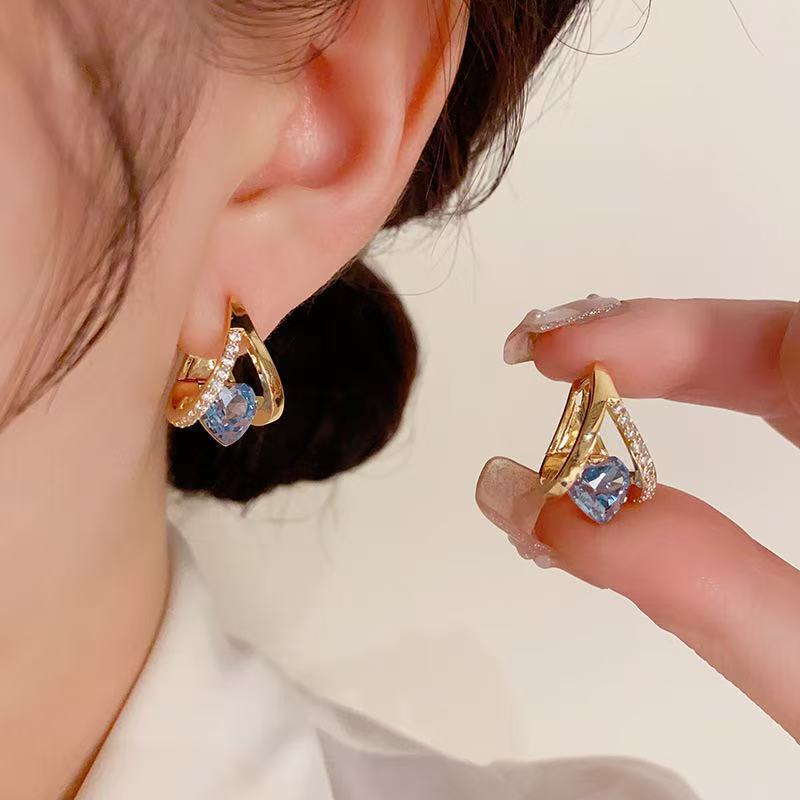 2025 nuevos pendientes de circón de amor de moda estilo caliente temperamento salvaje diseño de nicho aguja de plata exquisita hebilla de oreja transfronteriza image 1