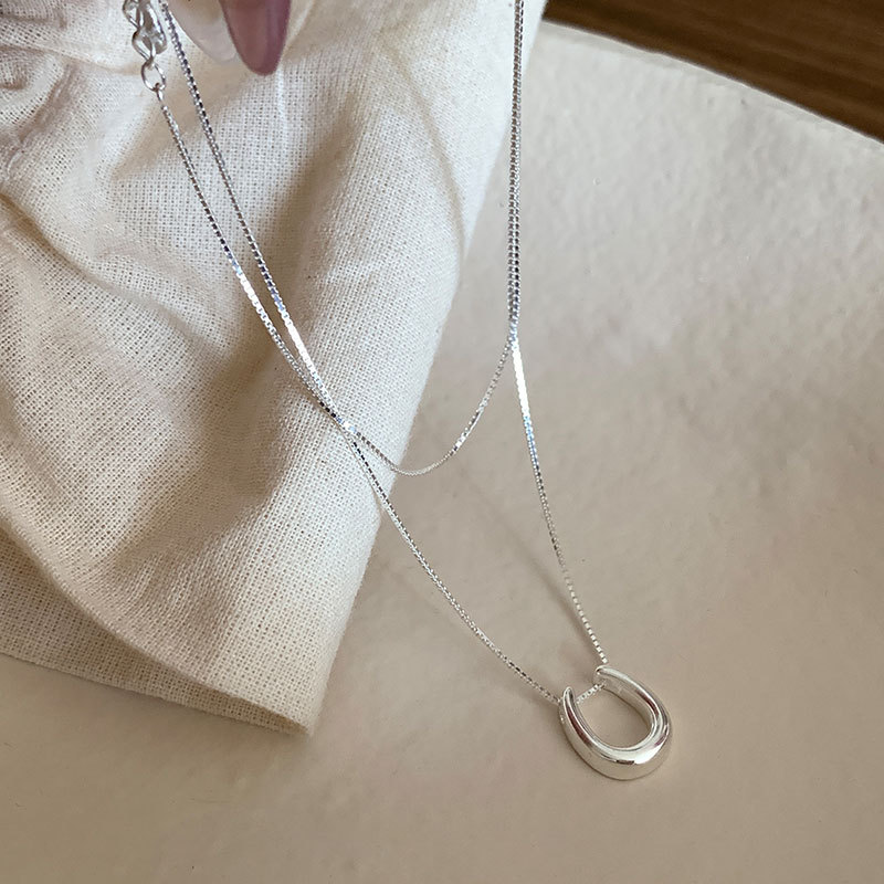 Collier ras du cou minimaliste en forme de fer à cheval, design unique et élégant, qui affirme votre personnalité._voghion.com