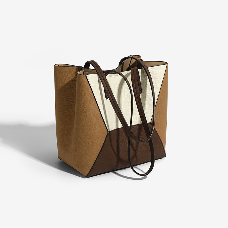 쌀을 곁들인 갈색 커피