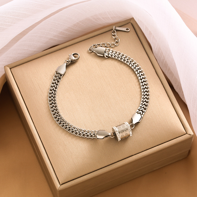 Pulsera de trébol de acero titanium vendedora caliente transfronteriza europea y americana con incrustaciones de concha pulsera colgante pulsera de diseño avanzado sin desvanecimiento al por mayor