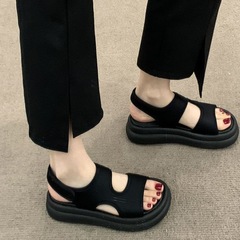 女性が外で履くプラットフォーム厚底サンダル 2025 新作夏スカート付き今年人気のビーチブラックローマンサンダル