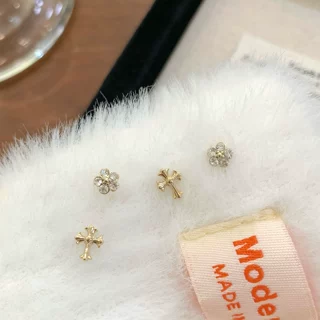 316L钛钢耳饰精致小巧十字架耳骨钉浅咖金小花耳蜗钉外螺纹耳钉