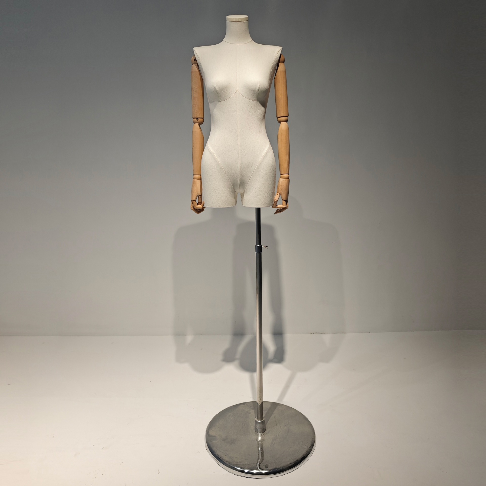 Modelo de hombro plano de piernas divididas estante de exhibición de ropa tienda de ventanas maniquí plataforma de cinco caras modelo de cabeza modelo de vestido de boda accesorios femeninos
