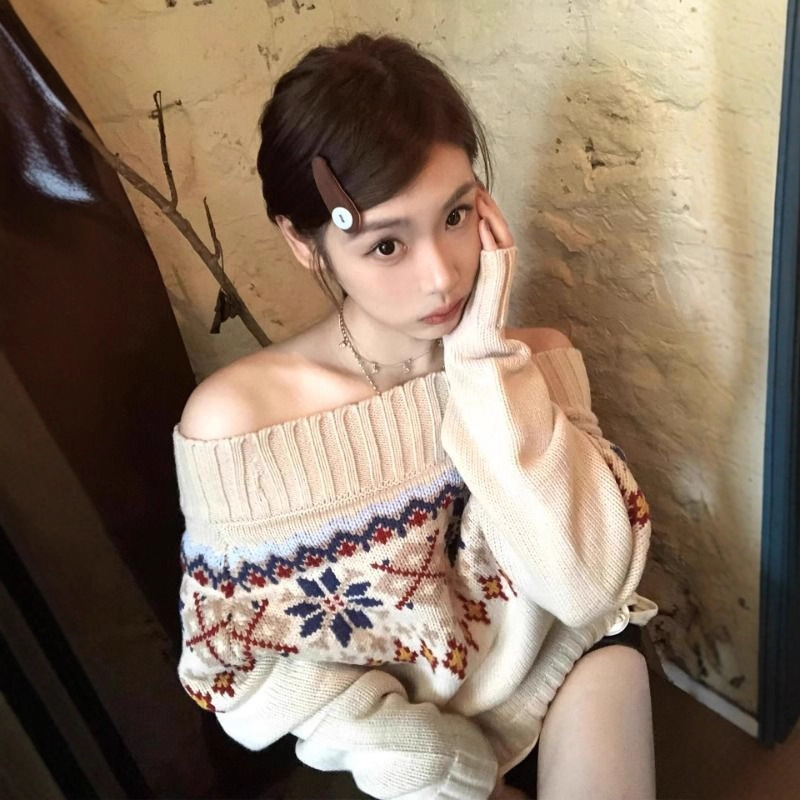 Fashionable New Style One-Line Collar Knitted Sweater for Women, Soft and Lazy Style, Contrasting Color Jacquard, Loose Long-Sleeved Top, Trendy Fashionable New Style One-Line Collar Knitted Sweater for Women, Soft and Lazy Style, Contrasting Color Jacquard, Loose Long-Sleeved Top, Trendy