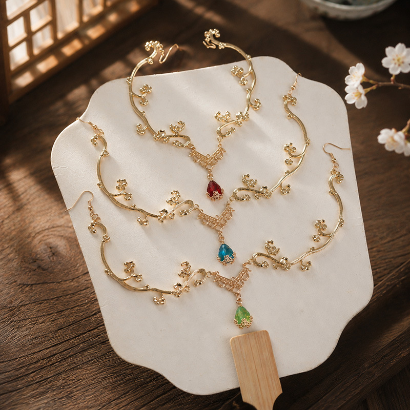 Ancient-style forehead chain with deer antlers and water drops, retro exotic headpiece, classical fairy-like Hanfu makeup and styling photo prop accessory