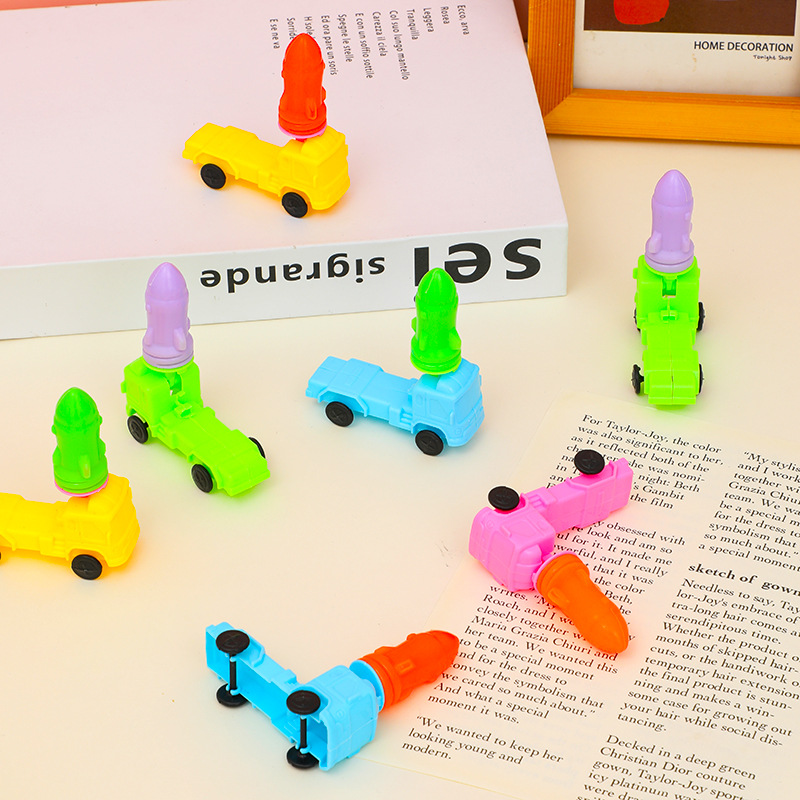 Fábrica de juguetes al por mayor coche de misiles de dibujos animados para niños mini modelo de coche camión pistola de agua juguete pequeño suministro de puestos callejeros