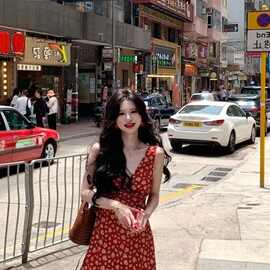 红色复古碎花吊带连衣裙女夏季新款茶系纯欲法式气质V领港风短裙