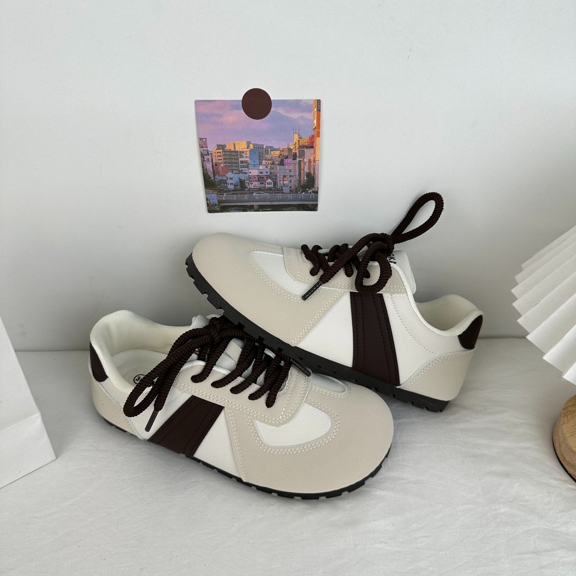 Casual Retro Commuter 2025 nuevo estilo de primavera y verano ligero de suela delgada deportes todo fósforo más terciopelo de suela plana hojaldre zapatos de entrenamiento alemán para mujer
