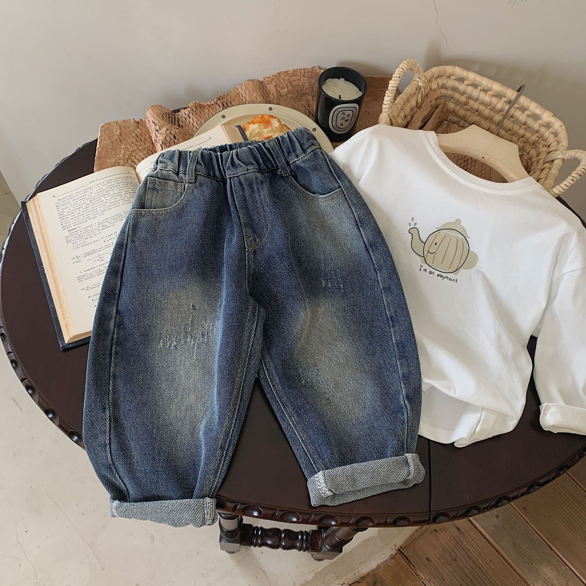 Barnbyxor 2023 Bangcheng höstpojkar Koreansk tecknad ficka Bokmärke Stilig mångsidig jeans F0311_voghion.com