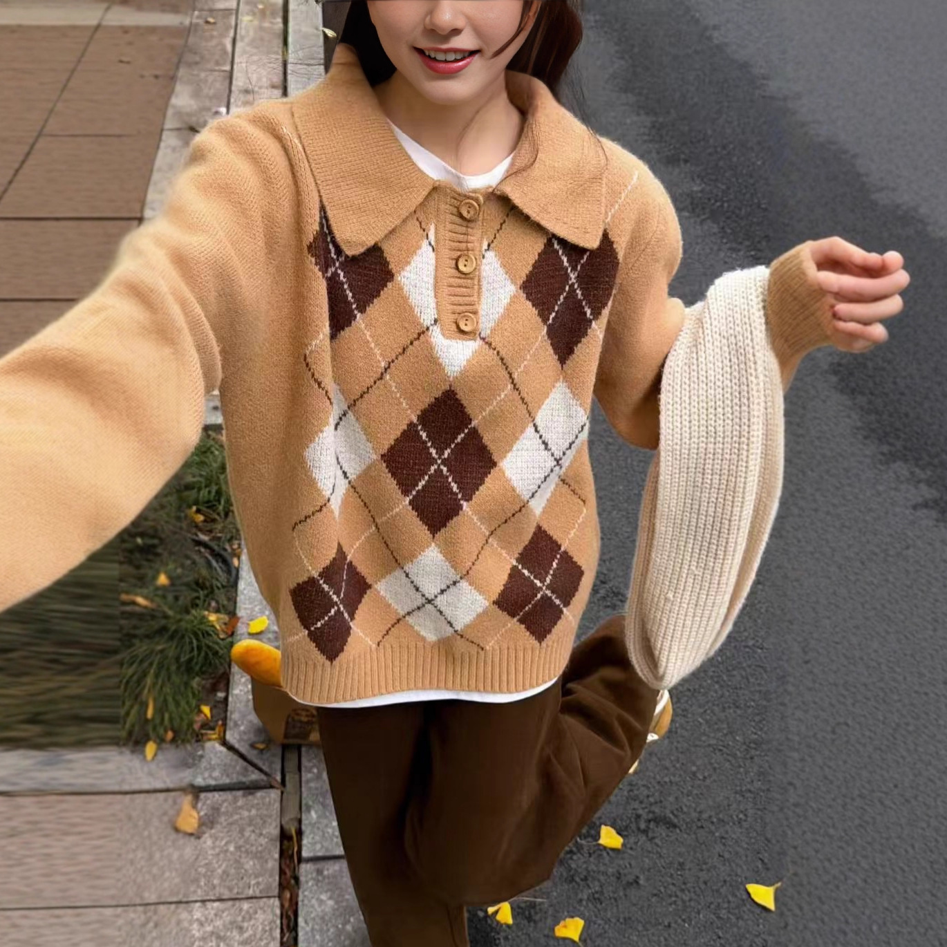 Knitted autumn sweater for leisure with diamond pattern