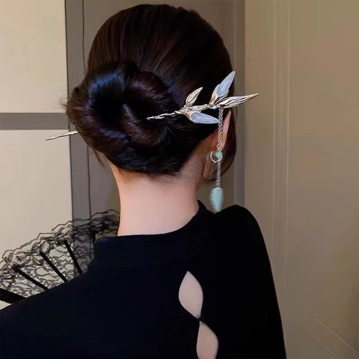 Chinese hairpin with tassels