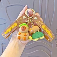 カピバラカ通のキーホルダーが可愛いです。カピバラのカバンに自動車のキーホルダーを掛けます。子供用の子供用のプレゼントです。