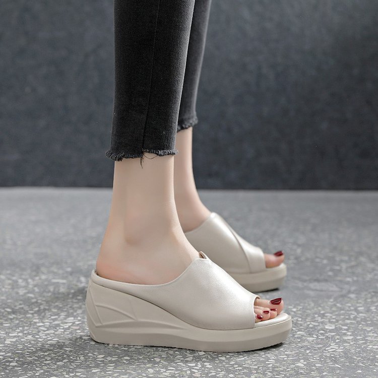 2025 nueva moda de verano versátil antideslizante de tacón suave para usar zapatillas frías para mujeres