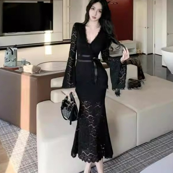 Elegant and sexy lace V-neck bell-sleeve dress for women, black waist-cinching bodycon fishtail long dress for parties Elegant and sexy lace V-neck bell-sleeve dress for women, black waist-cinching bodycon fishtail long dress for parties